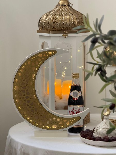 هلال خشبي مضيء ذهبي وأبيض