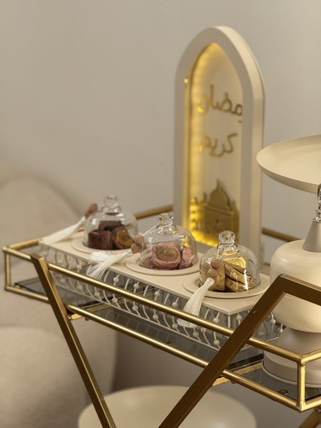 مضيفة ثلاثية مع غطا زجاج