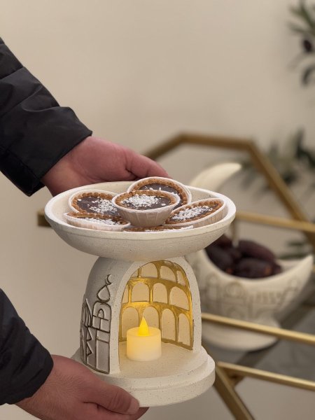 مضيفة مع شمعدان حجر 🌙