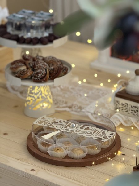 مضيفة خط عربي دائرة 🌙