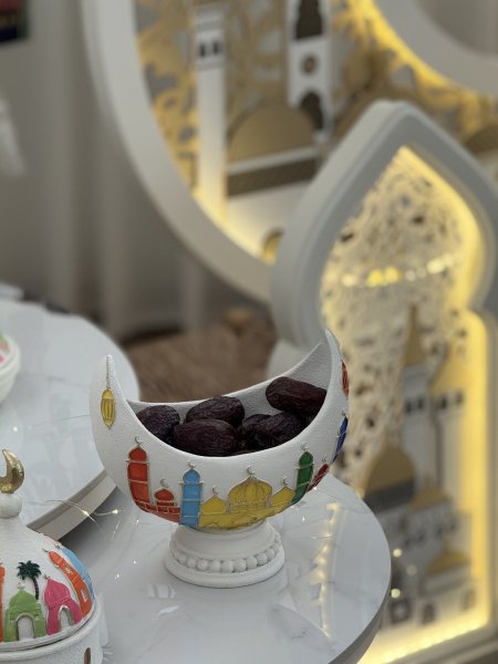 مضيفة شكل هلال حجر (ملون )