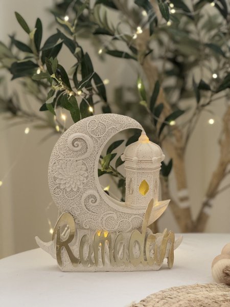 كلمة رمضان مع هلال مضيء