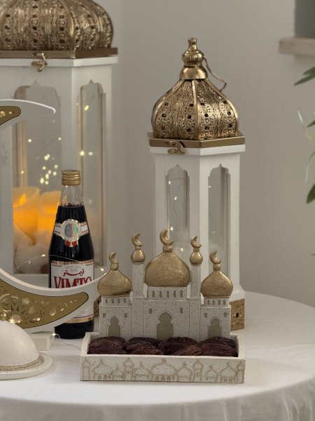 مضيفة تقديم على شكل مسجد