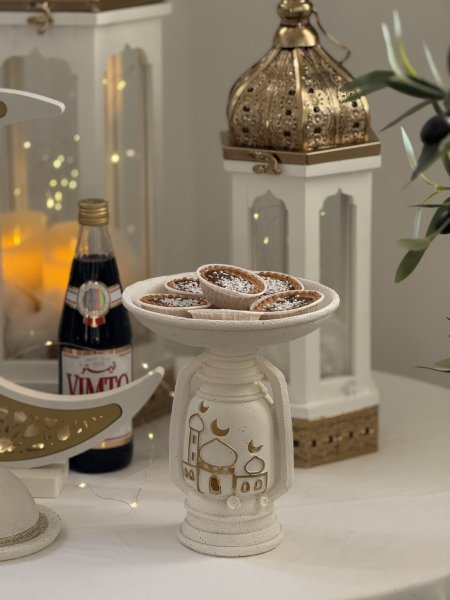 مضيفة مضيئة على شكل فانوس