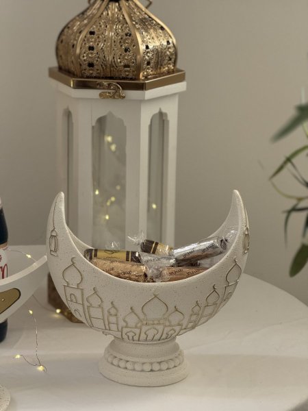 مضيفة على شكل هلال