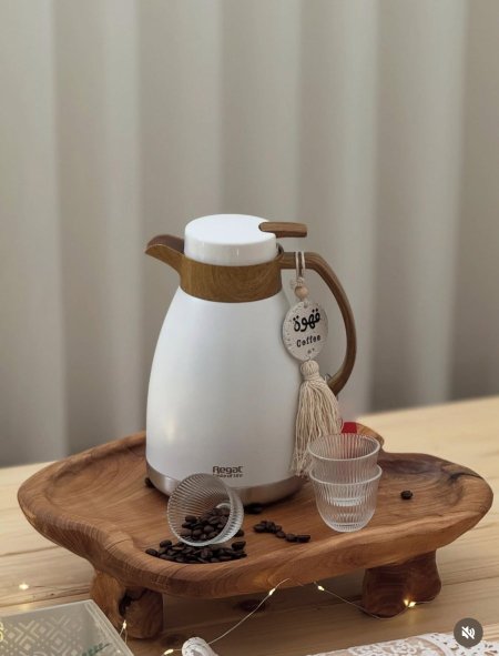 تنسيق دلة مع ستاند خشب طبيعي