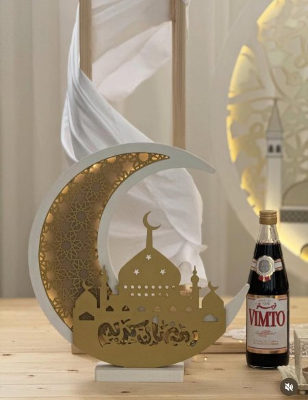 هلال مضيء مع كتابة رمضان كريم