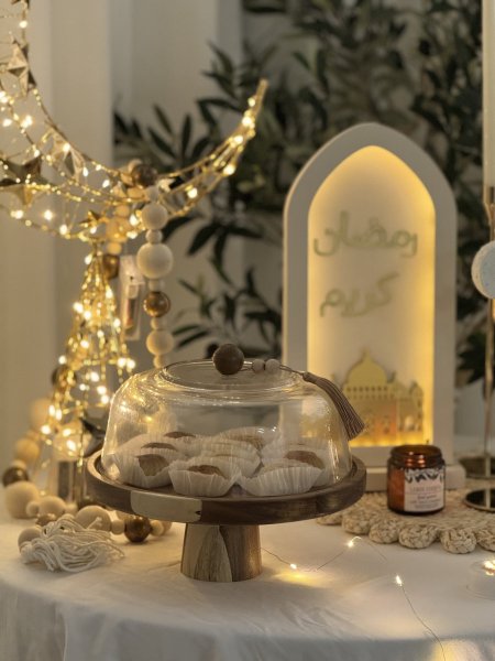 مضيفة خشب مع ستاند وغطا زجاج 🌙