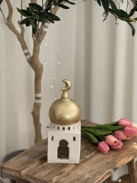 شكل مأذنة بتوصلك مع شمعة