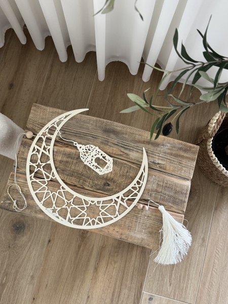 تعليقة شكل هلال