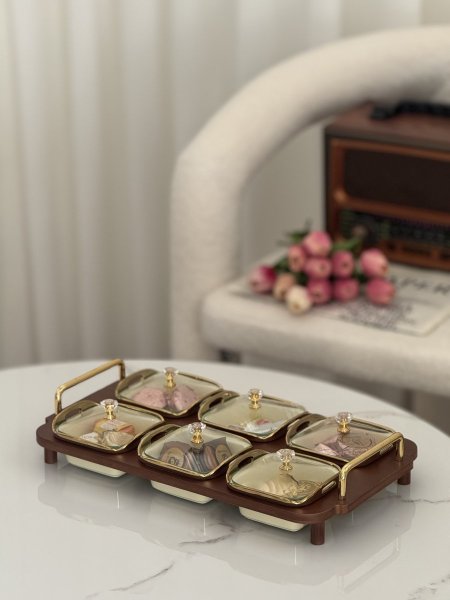 مضيفة  فخمة ٦ صحون مع الغطي  والصينية الخشب ❤️