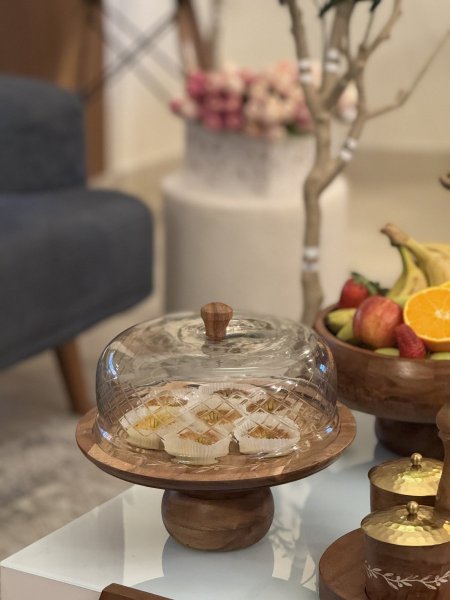 مضيفة معمول مع غطاء زجاج