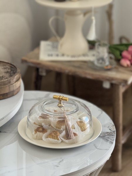 مضيفة بغطاء زجاج