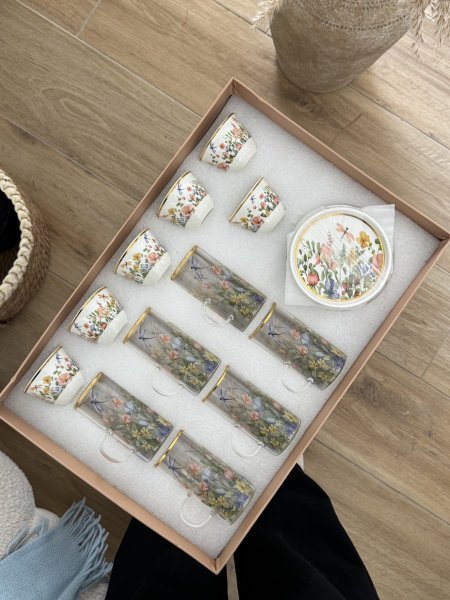 طقم ٦ كاسات شاي بالنقشة المميزة مع صحونهم +٦فناجين قهوة سادة